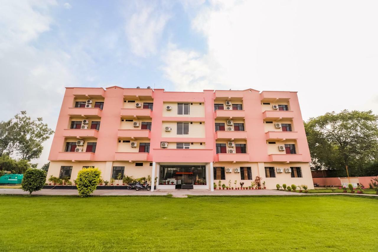 Capital O 60233 Brij Ki Rasoi Deluxe Hotel Lucknow Exterior foto